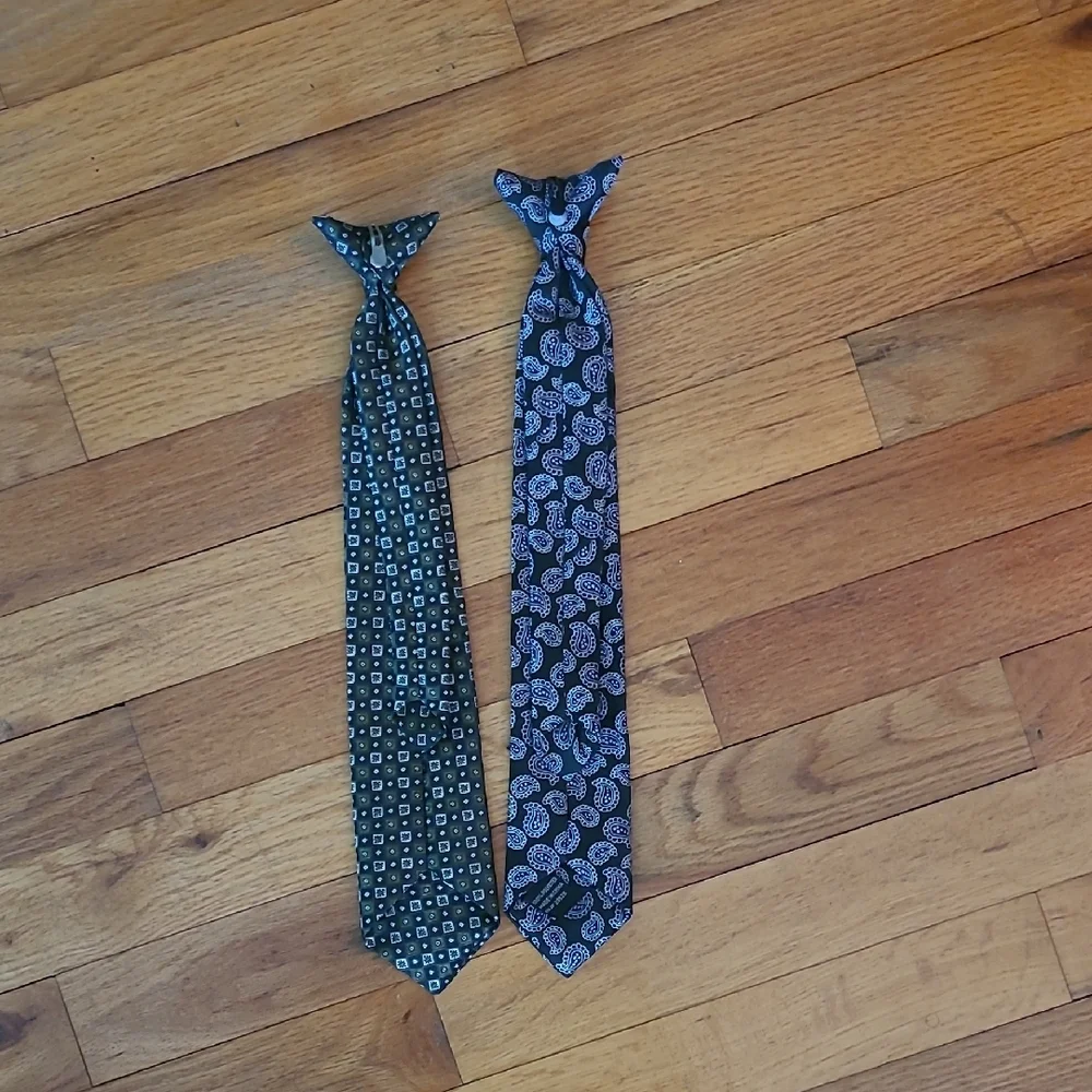 Elegant Black and Green Patterned Ties
